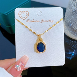 Collier en acier titane avec pendentif zircon bleu goutte sur carte bijoux