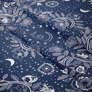 Nahaufnahme von Bohemian-Wandteppich mit floraler Textur, Mondsichel und Sternen