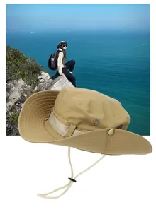 Detalle de sombrero de pescador caqui con ala ancha, botones laterales y correa ajustable