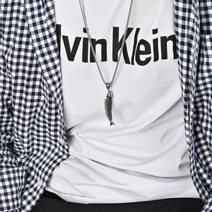 Silberne tropische Fischgräten-Halskette aus Edelstahl, getragen auf einem Freizeitoutfit
