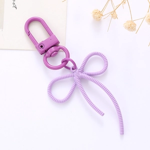 Porte-clés minimaliste avec nœud métallique violet pour sacs et téléphones