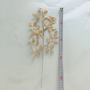 Vue détaillée d'une branche de feuille dorée artificielle de 43cm pour fleurs