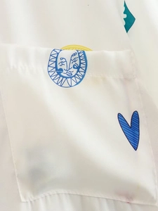 Détail macro de poche en sergé de coton avec motif visage artistique bleu et cœur