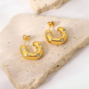 Hammered C-shaped 18K gold-plated stainless steel earrings with sparkling zircons