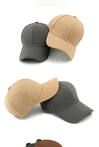 Dettaglio della trama in tessuto twill spesso e design a sei pannelli sui berretti impilati