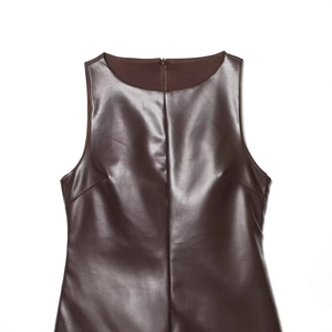 Abito tutina da donna senza maniche in ecopelle marrone scuro con scollo tondo e zip
