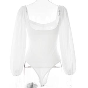 Détail d'un body à col carré avec manches bouffantes blanches transparentes