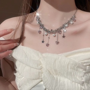 Gros plan du collier à pampilles papillon et étoile avec des perles scintillantes