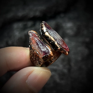 Bague vintage en bronze avec améthystes violettes brutes et finition texturée rustique