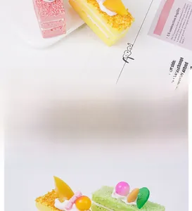 Gedetailleerd beeld van kunstmatige moussegebakjes met realistische room en fruit