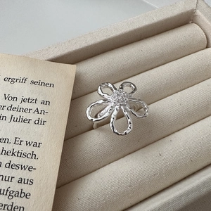 Elegant S925 silver flower ring with zircon inlay set in a minimalist jewelry box