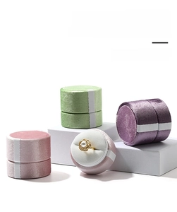 Détail de l'écrin à bijoux cylindrique en velours avec bordure blanche et fente bague