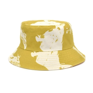Détail d'un bob en coton jaune moutarde avec des imprimés abstraits de cartes du monde