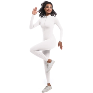 Détail d'une combinaison de yoga blanche à manches longues avec zip frontal et col montant