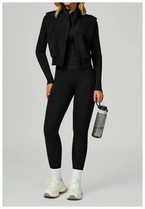 Détail d'un gilet de sport noir pour femme avec col montant zippé et doublure en polaire