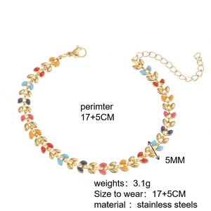 Détail d'un bracelet feuilles en acier inoxydable avec émail coloré et taille de 17+5CM