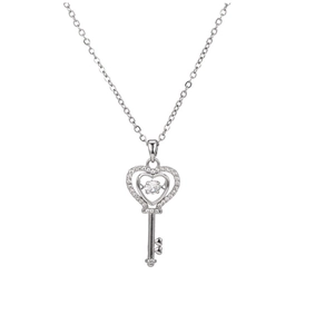 Détail du pendentif clé cœur en argent avec pierre dansante et cristaux scintillants