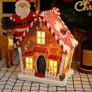 Maison en pain d'épices de Noël lumineuse avec éclairage LED chaud et détails de bonbons