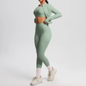 Yoga-Set-Detail mit salbeigrüner Reißverschlussjacke, Daumenlöchern und Seitentaschen-Leggings
