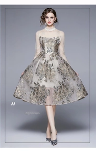 Detail eines Jacquard-Kleides im französischen Stil mit Netzarmlen und Blumenmuster