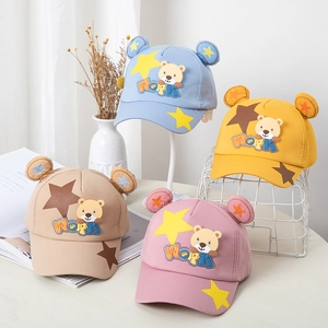 Vue détaillée de casquettes de baseball pour enfants avec oreilles d'ours colorées