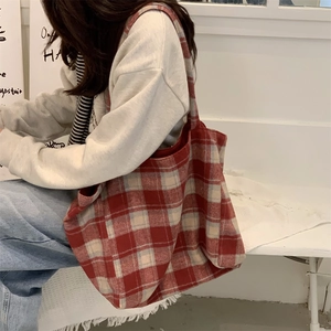 Détail du grand sac cabas à carreaux rouges et blancs pour un usage quotidien