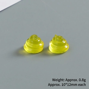 Vue macro de deux breloques en résine jaune montrant les dimensions 10x12mm et le poids