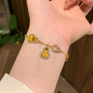 Bracelet Wulu en plaqué or 18 carats avec œil de tigre et breloques évidées pour femmes