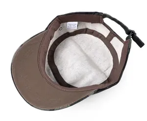 Dettaglio della fodera in cotone e del cinturino regolabile del cappello militare mimetico