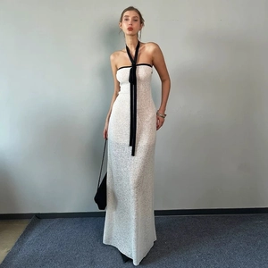 Détail de la robe bustier blanche en maille avec élégant ruban noir long à nouer