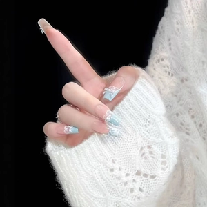 Faux ongles dentelle bleue avec nœuds 3D et perles sur pointes dégradées cercueil