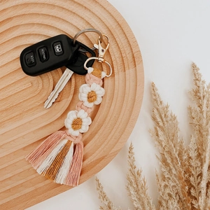 Porte-clés marguerite bohème fait main en macramé avec pompon en coton et fermoir doré