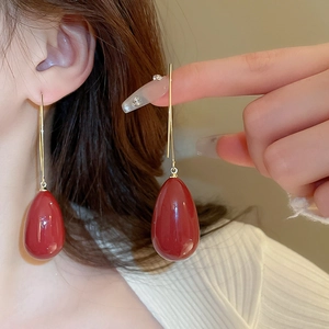 Boucles d'oreilles vintage avec perles en forme de goutte rouge et crochets dorés