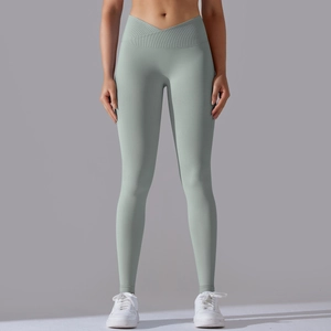 Dettaglio dei leggings da yoga senza cuciture a vita alta con fascia a incrocio a V