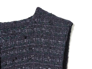 Macro de tissu tweed violet avec fils métalliques verts et texture tissée de qualité