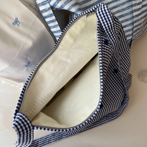 Détail de l'intérieur du sac en coton à carreaux bleu et blanc avec fermeture éclair