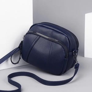 Borsa a tracolla blu in pelle con rivetti e scomparti multipli con cerniera