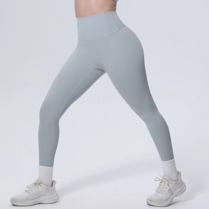 Nahaufnahme der nahtlosen High-Waist-Leggings in Hellgraublau mit Push-up-Effekt am Gesäß
