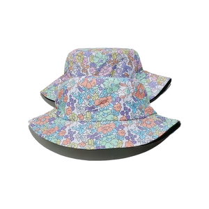 Détail du tissu à imprimé floral de haute qualité sur des bobs chapeaux bobs en coton