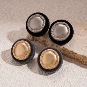 Geometrische Vintage-Ohrstecker aus Samt in Gold-Grau und Silber-Schwarz auf Stein
