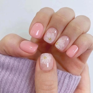 Faux Ongles Carrés Courts Rose Nude Brillant Design Fleur Marguerite Blanche Paillettes Dorées Style Doux Femmes