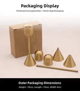 Zerlegte goldene Metall-Kerzenständer-Teile und deren schützende Kartonverpackung im Set