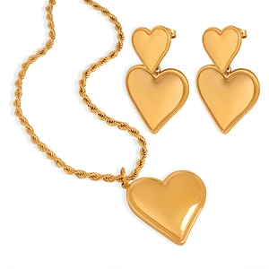Französisches Schmuckset aus goldener Herzkette mit gedrehter Kette und Herz-Ohrringen