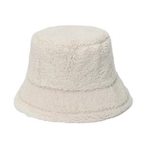 Gros plan sur la texture douce en laine d'agneau blanc crème du chapeau bob en peluche