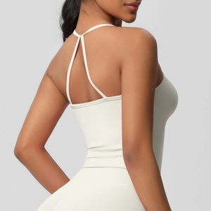 Dettaglio delle spalline incrociate sul retro del top sportivo yoga bianco crema