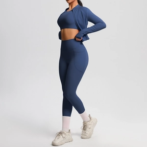 Detailansicht des dunkelblauen Yoga-Sets mit High-Waist-Hose und seitlichen Taschen