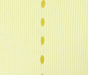 Detalle de tela de punto acanalado amarillo brillante con diseños calados verticales