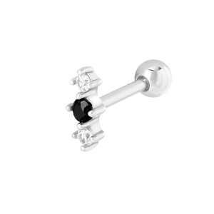 Dettaglio di un piercing in argento 925 con tre cristalli bianchi e neri incastonati in verticale
