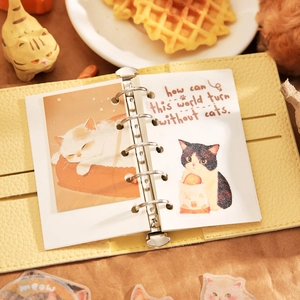 Katzen-Thema A7 zitronengelbes Loseblatt-Notizbuch aus Kunstleder auf Schreibtisch