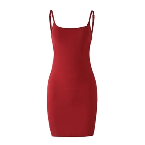 Vue détaillée de la mini robe moulante rouge avec bretelles réglables et haute élasticité